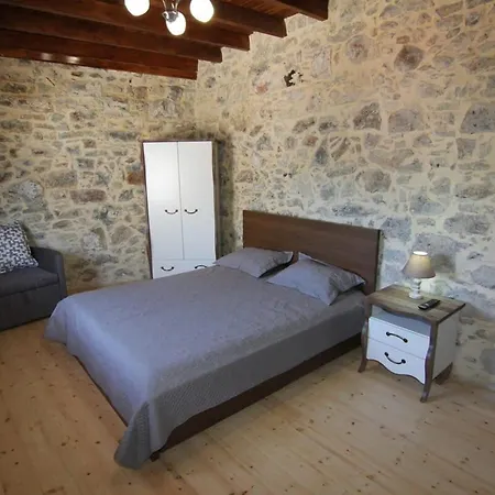 Malia Stone - Secluded Cozy Retreat * Goniai